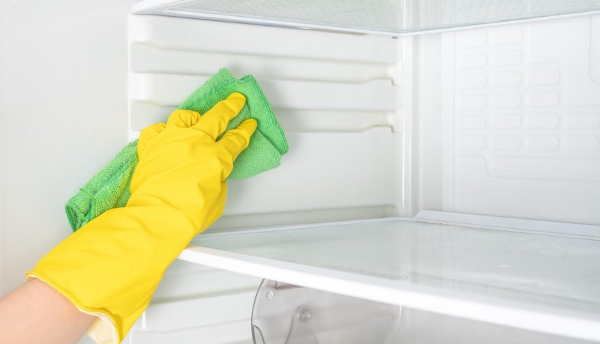 how to clean a refrigerator after a power outage